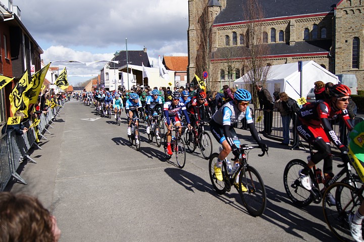 thumbnail-Ronde van Vlaanderen doorheen Torhout op 3 april